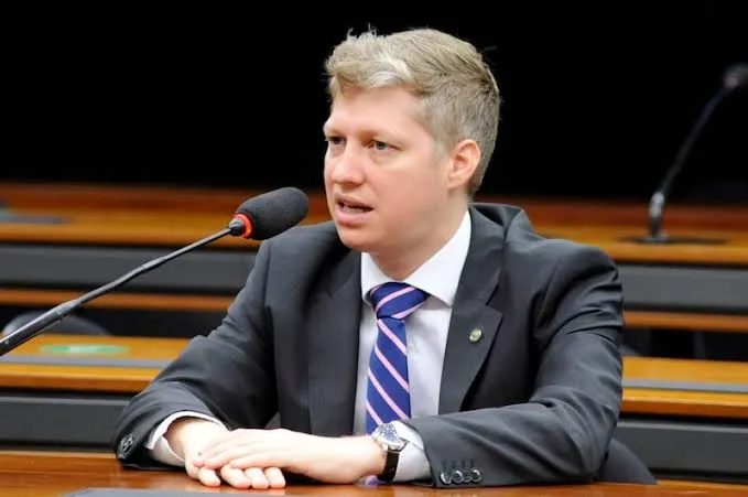 Contra o paternalismo de Brasília: Van Hattem defende livre mercado em visita a SC