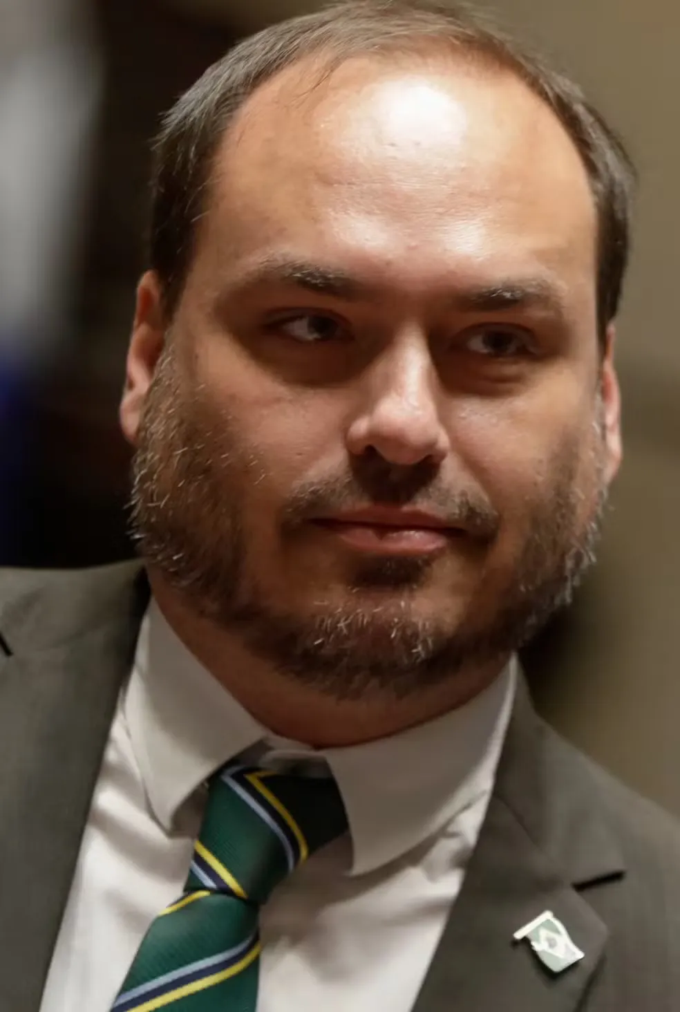 Cada um por si? De Toni e Carlos Bolsonaro se distanciam em pré-campanha