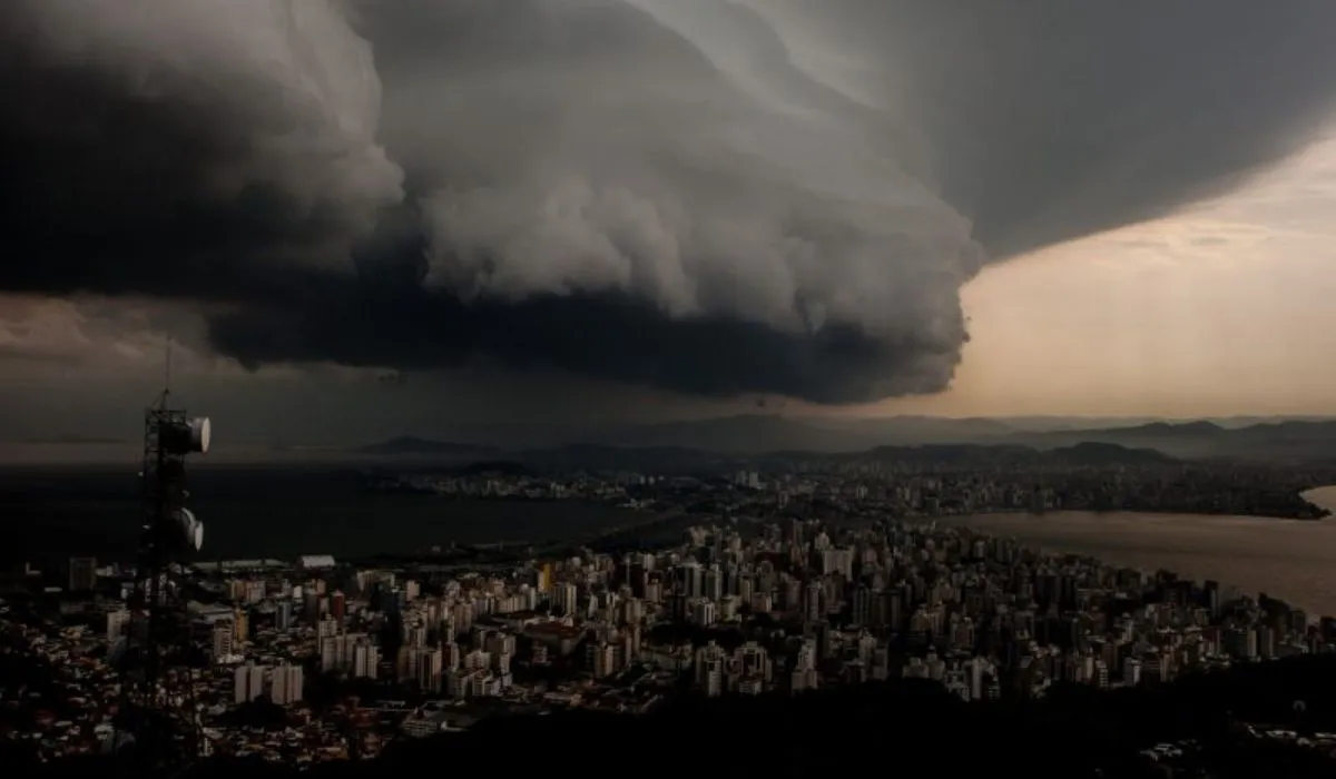 Três ciclones avançam e SC pode registrar 500mm de chuva