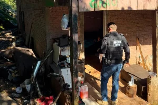 Armas e drogas são achadas em casinha de cachorro em Xanxerê