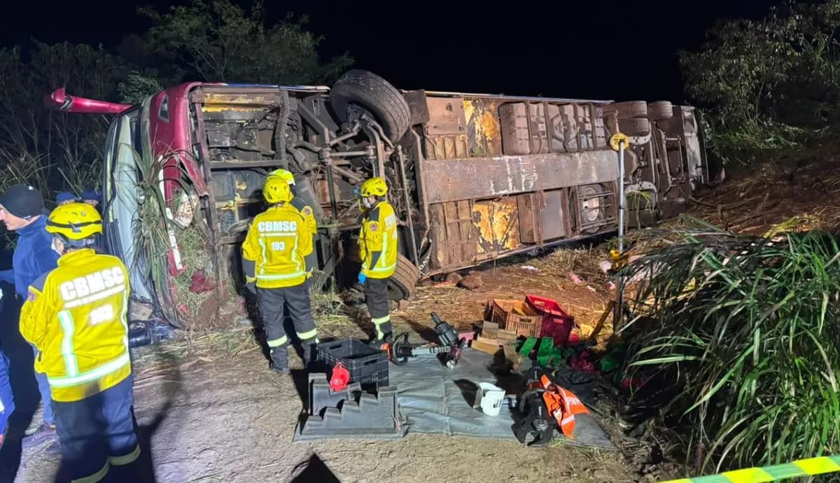 Tragédia no Oeste: ônibus com crianças cai em ribanceira